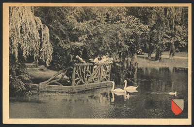 606103 Gezicht op de voerplaats voor eenden (en zwanen) aan de vijver in het Wilhelminapark te Utrecht.